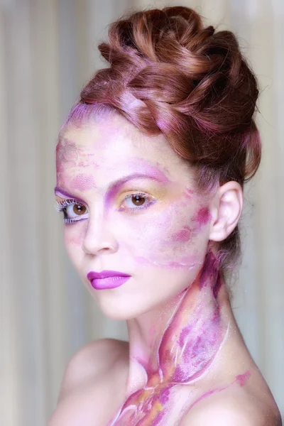 Retrato de mujer joven con maquillaje creativo en estilo primavera — Foto de Stock