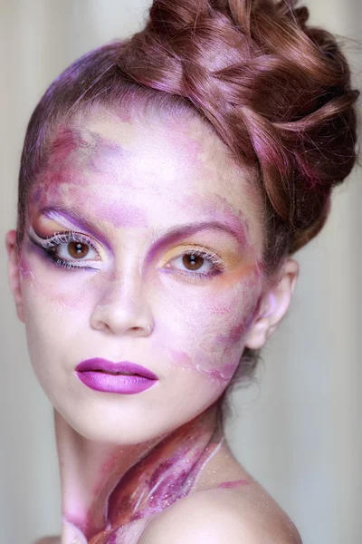 Portret młodej kobiety z kreatywnych makijaż w stylu wiosna — Zdjęcie stockowe