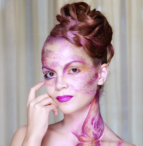 Retrato de mulher jovem com maquiagem criativa no estilo primavera — Fotografia de Stock