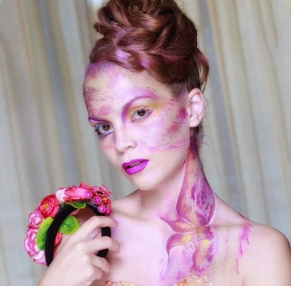 Retrato de mujer joven con maquillaje creativo en estilo primavera — Foto de Stock