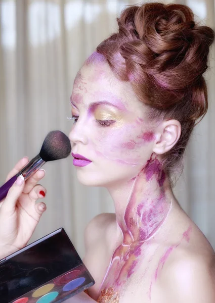 Hermosa mujer con pinceles de maquillaje cerca de su cara —  Fotos de Stock