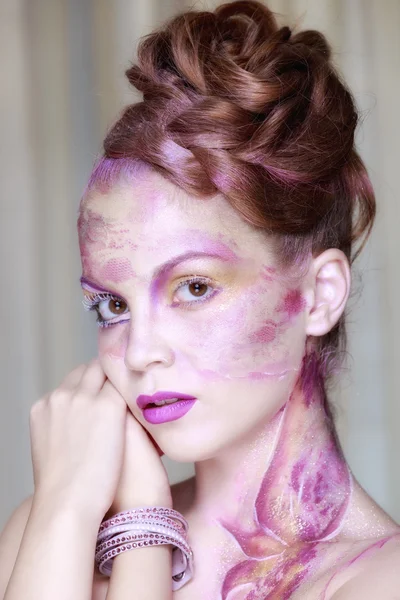 Retrato de mujer joven con maquillaje creativo en estilo primavera —  Fotos de Stock