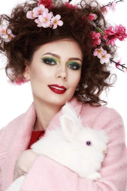 kadın bir tavşan, yumurta ve çiçeklerle bahar easter kavramı