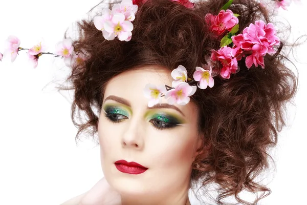 Retrato de una hermosa chica primaveral con flores en el pelo. Stu. —  Fotos de Stock