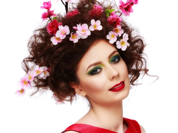 Portrait of a beautiful spring girl wearing flowers in hair. Stu — Stock Photo, Image