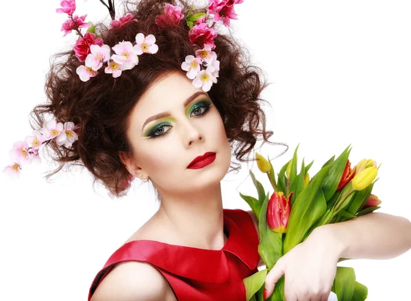 Bellezza primavera ragazza con fiori capelli stile. Bella Modello woma — Foto Stock