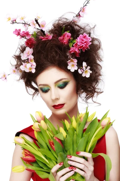 Menina Primavera beleza com flores Estilo de cabelo. Mulher modelo bonita — Fotografia de Stock