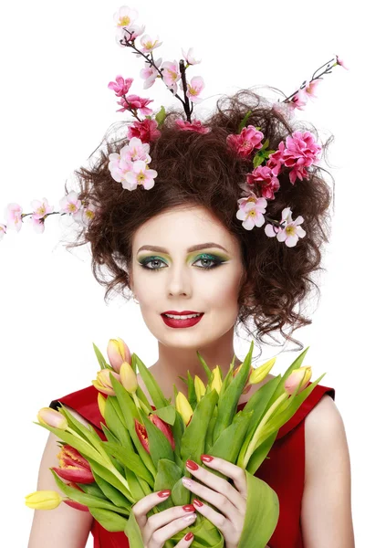 Bellezza primavera ragazza con fiori capelli stile. Bella Modello woma — Foto Stock
