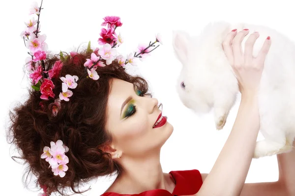 Kobieta z króliczkiem, jaja i kwiaty wiosny koncepcja Wielkanoc — Zdjęcie stockowe