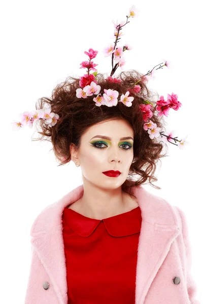 Retrato de una hermosa chica primaveral con flores en el pelo. Stu. — Foto de Stock