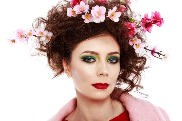 Retrato de una hermosa chica primaveral con flores en el pelo. Stu. — Foto de Stock