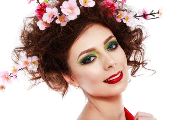 Portrait of a beautiful spring girl wearing flowers in hair. Stu — Stock Photo, Image