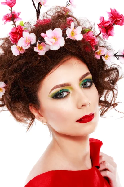 Ritratto di una bella ragazza primaverile che indossa dei fiori tra i capelli. Stu — Foto Stock