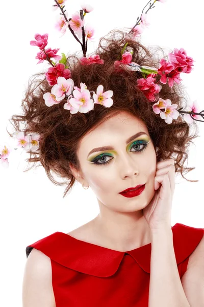 Ritratto di una bella ragazza primaverile che indossa dei fiori tra i capelli. Stu — Foto Stock