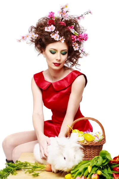 Nő a nyuszi, tojás, virágok tavasszal húsvéti koncepció — Stock Fotó