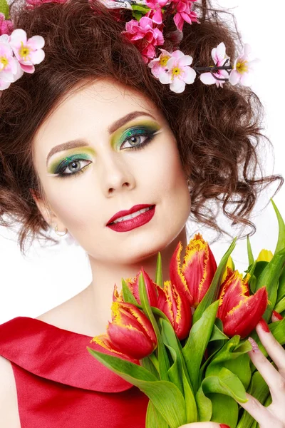 Schoonheid voorjaar meisje met bloemen kapsel. Prachtige Model woma — Stockfoto
