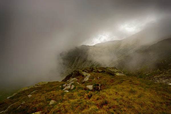 Nubes dramáticas sobre la montaña. — Foto de Stock