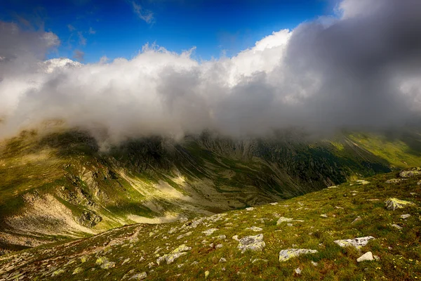 Beautiful landscape in the mountains with blue sky — Stock Photo, Image