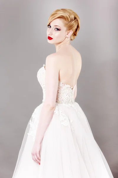 Mooie bruid en mooie bruiloft jurk — Stockfoto