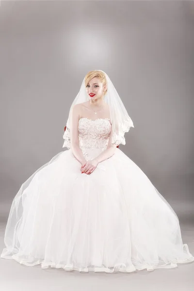 美丽的新娘和美丽的婚纱礼服 — 图库照片