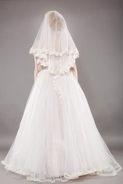 Mooie bruid en mooie bruiloft jurk — Stockfoto