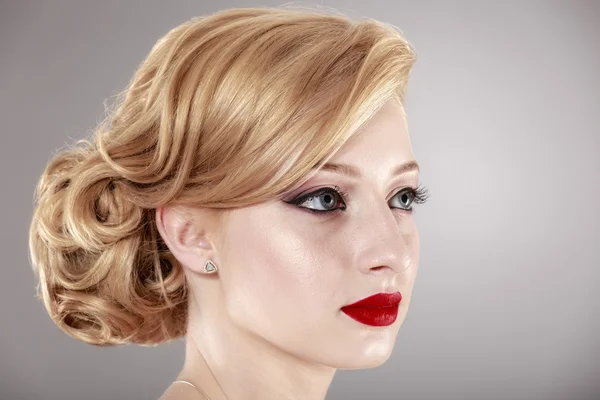 सुंदर सुनहरे बालों वाली महिला का चित्र — स्टॉक फ़ोटो, इमेज
