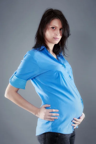 Porträtt av en vacker ung gravid mamma — Stockfoto