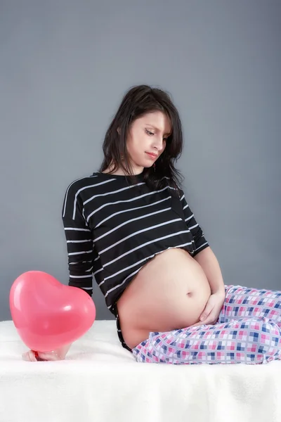 Ritratto di una bella giovane madre incinta — Foto Stock