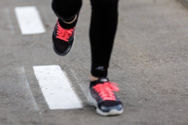 Spor arka plan. Runner ayak ayakkabı üzerinde yol portre üzerinde çalışan.