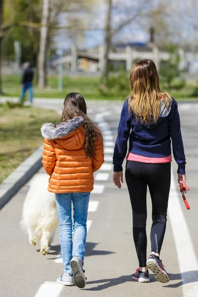 Anne ve kızı parkta. — Stok fotoğraf