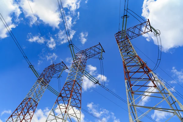 Pilones de alta tensión contra el cielo azul — Foto de Stock