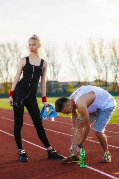 Un beau jeune couple se reposant après avoir couru — Photo