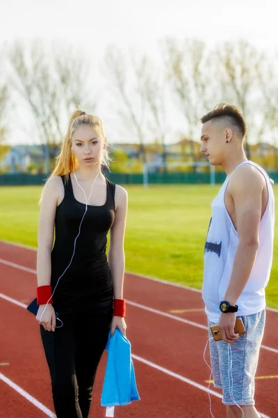 Una hermosa pareja joven descansando después de correr — Foto de Stock