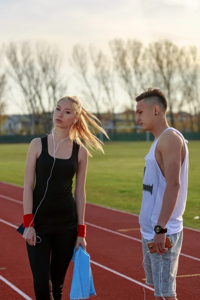 Una hermosa pareja joven descansando después de correr — Foto de Stock