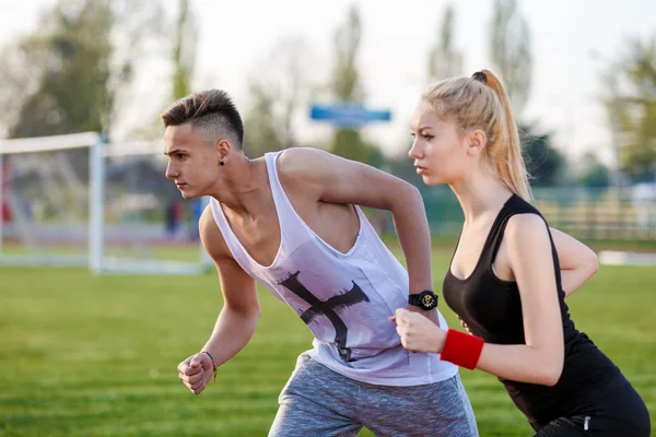 Fiatal pár kiindulási helyzet, készen arra, hogy versenyezzenek a sport és a — Stock Fotó