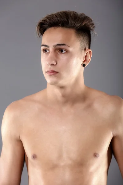 Retrato de un joven con gafas de baño sobre fondo gris — Foto de Stock