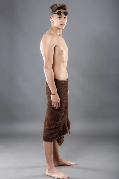 Jovem atraente homem branco nadador com óculos e toalha é — Fotografia de Stock