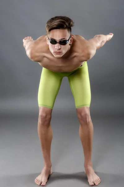 Profilo di giovane atleta caucasico nuotatore con occhialini in sta — Foto Stock