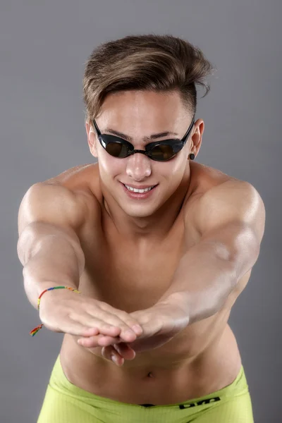 A fiatal, kaukázusi sportoló úszó a szemüveget a sta profilja — Stock Fotó