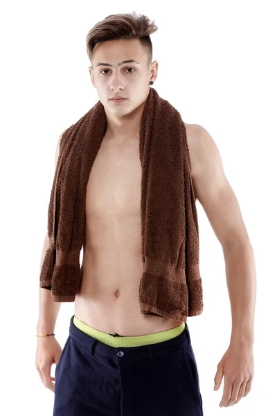 Jovem atraente homem branco nadador com óculos e toalha é — Fotografia de Stock