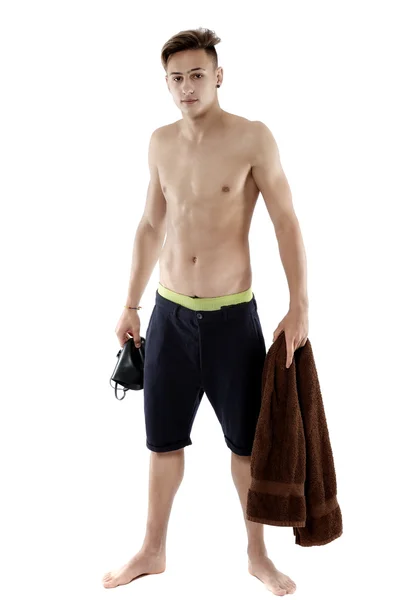 年轻有吸引力的白种人男子游泳运动员戴着护目镜和毛巾是 — 图库照片