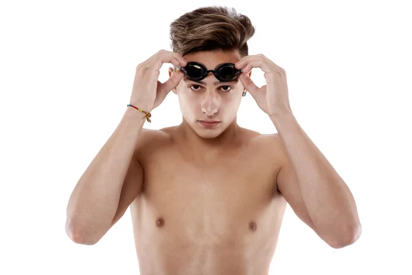 Ritratto di giovane uomo con occhialini da nuoto su sfondo bianco — Foto Stock