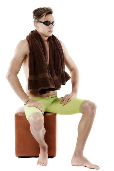 Jeune homme caucasien attrayant nageur avec lunettes et serviette est — Photo