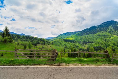 dramatik yağmur bulutları ile dağ manzarası