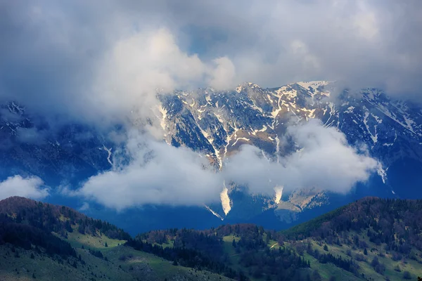 Гірський пейзаж з драматичними дощовими хмарами — стокове фото