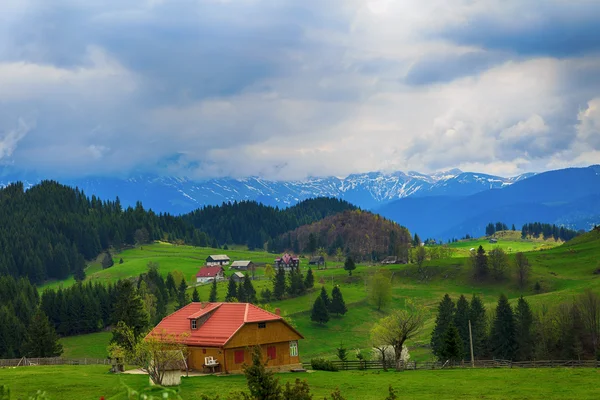 Paisagem montanhosa com nuvens de chuva dramáticas — Fotografia de Stock