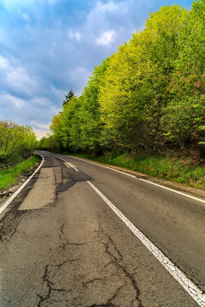 Paisaje de montaña con nubes de lluvia dramáticas —  Fotos de Stock