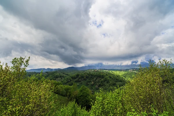 Horská krajina s dramatickým dešťové mraky — Stock fotografie