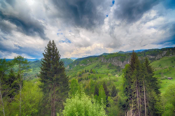 Dramatik yağmur bulutları ile dağ manzarası — Stok fotoğraf