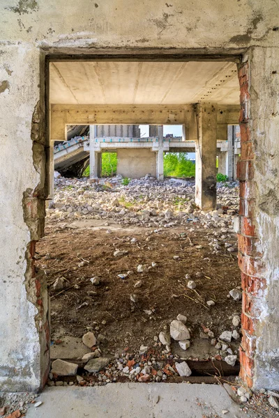 Afgebroken gebouwen, industriële ruïnes, aardbeving — Stockfoto